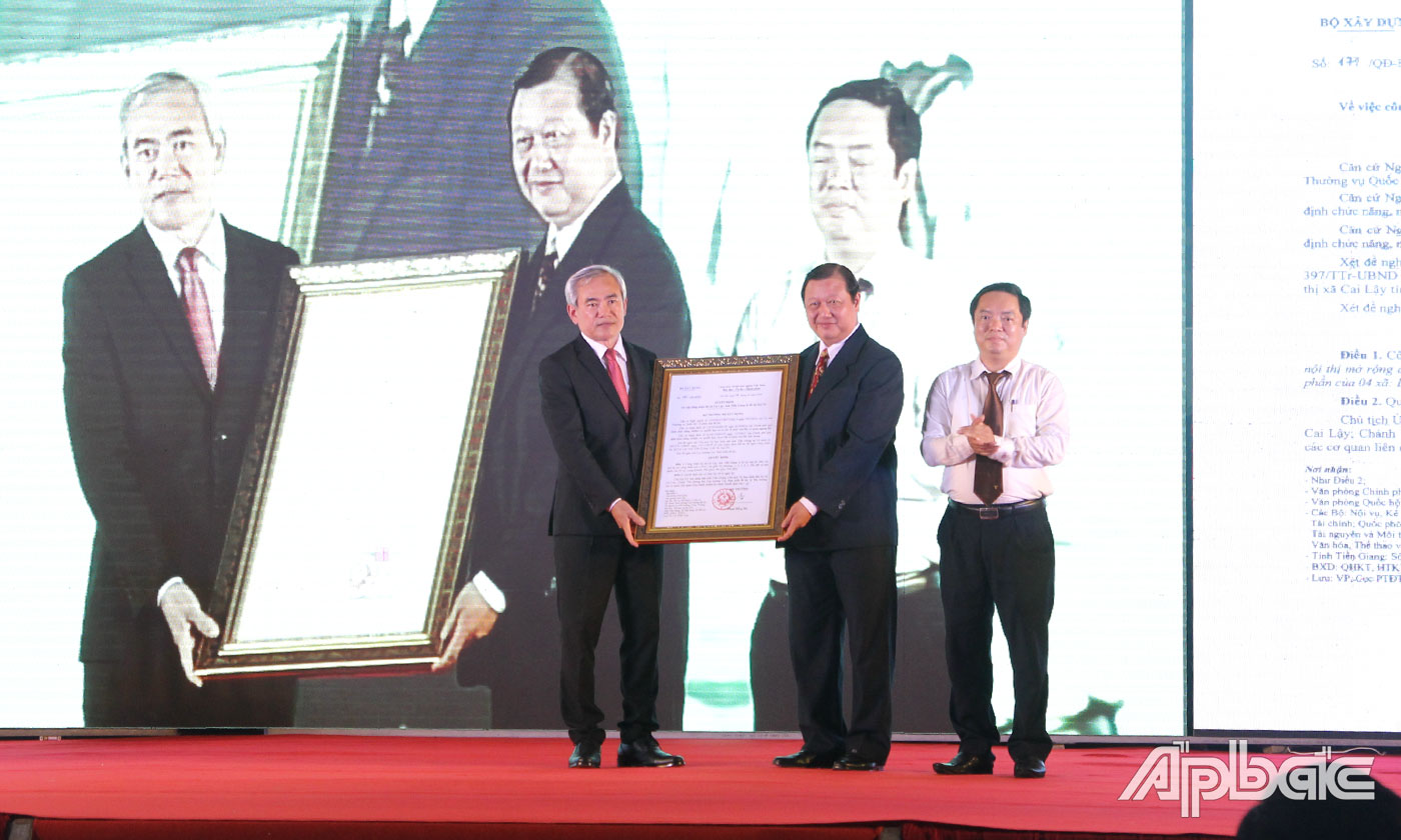 Tỉnh ủy viên, Bí thư Thị ủy Cai Lậy Phan Phùng Phú và Phó Bí thư Thị ủy, Chủ tịch UBNDTX. Cai Lậy Hà Thanh Hữu nhận Quyết định của Bộ trưởng Bộ Xây dựng công nhận TX. Cai Lậy là đô thị loại III.