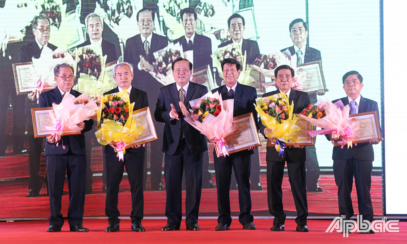 Đồng chí Lê Văn Nghĩa trao Bằng khen UBND tỉnh cho các tập thể, cá nhân có thành tích trong xây dựng và phát triển TX. Cai Lậy đạt đô thị loại III.