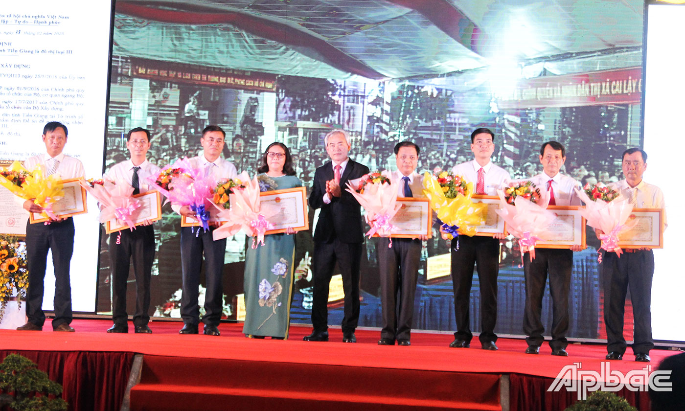 Đồng chí Hà Thanh Hữu trao Giấy khen cho 4 tập thể và 4 cá nhân có thành tích trong xây dựng và phát triển TX. Cai Lậy đạt đô thị loại III.