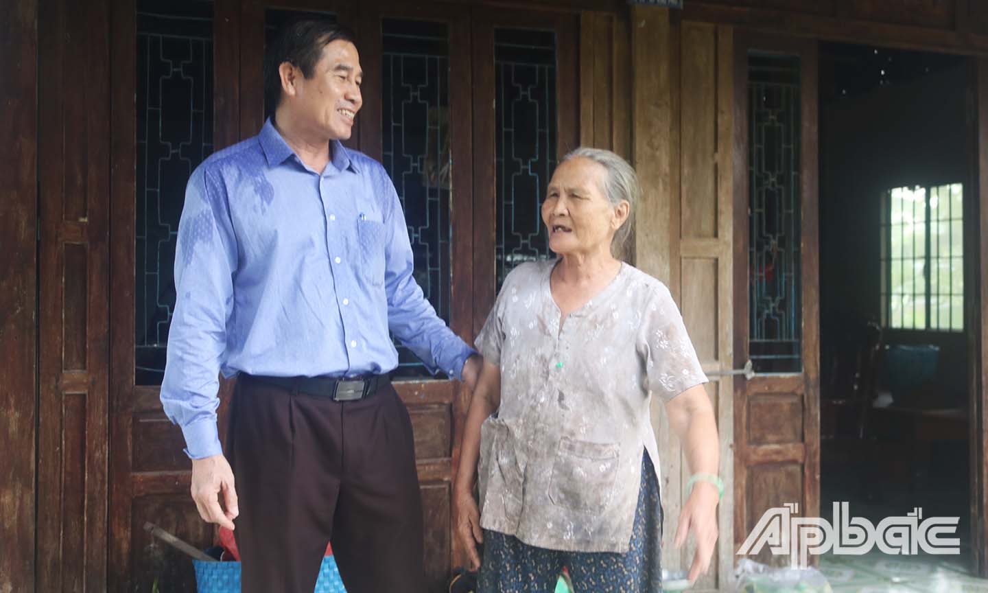 Đồng chí Lê Văn Hưởng trao đổi với người dân bị ảnh hưởng bởi dự án ở xã Hòa Hưng.