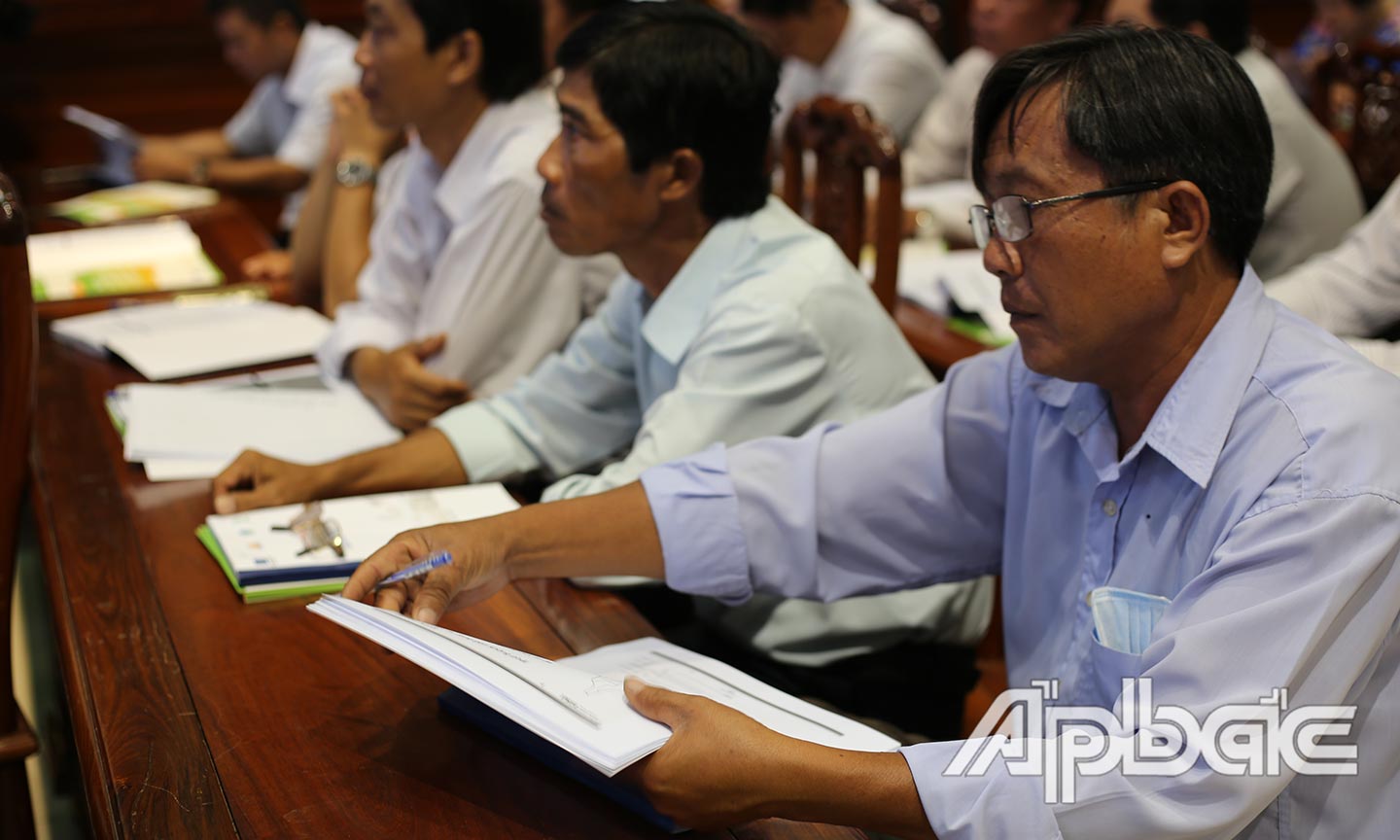 Các đại biểu nghiên cứu ứng dụng khoa học trong nuôi nghêu. Ảnh: V,Trang