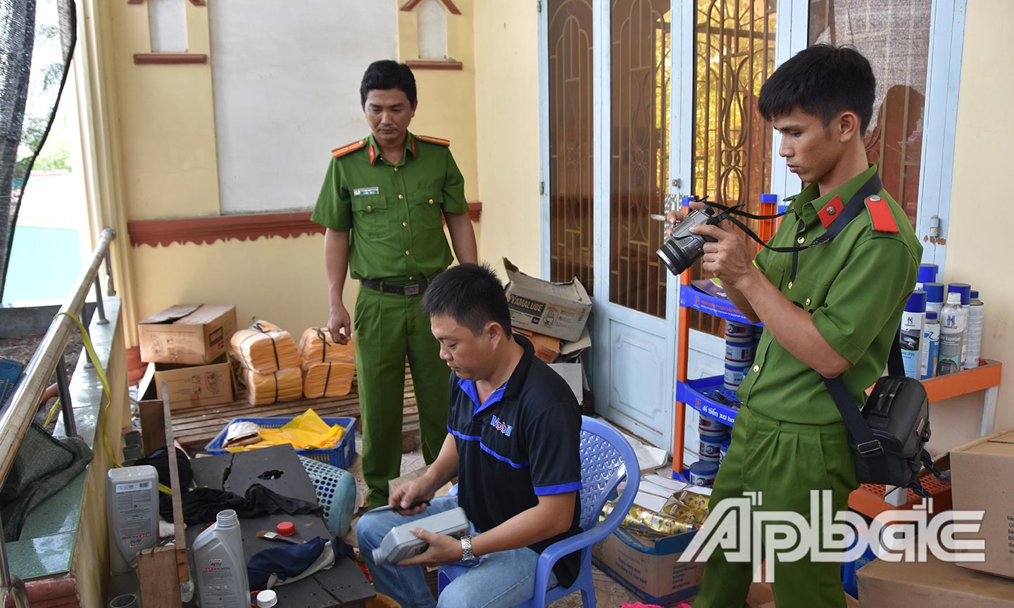 Bắt quả tang vụ sản xuất nhớt giả trên địa bàn huyện Châu Thành. Ảnh: LÊ HOÀI