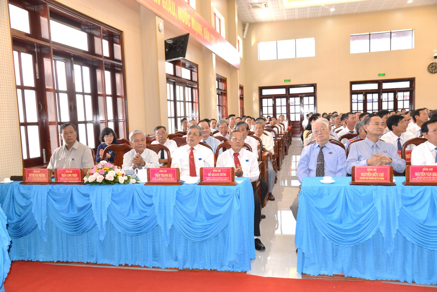 Lãnh đạo tỉnh đến dự và chúc mừng Đại hội Đại biểu đảng bộ huyện Cai Lậy