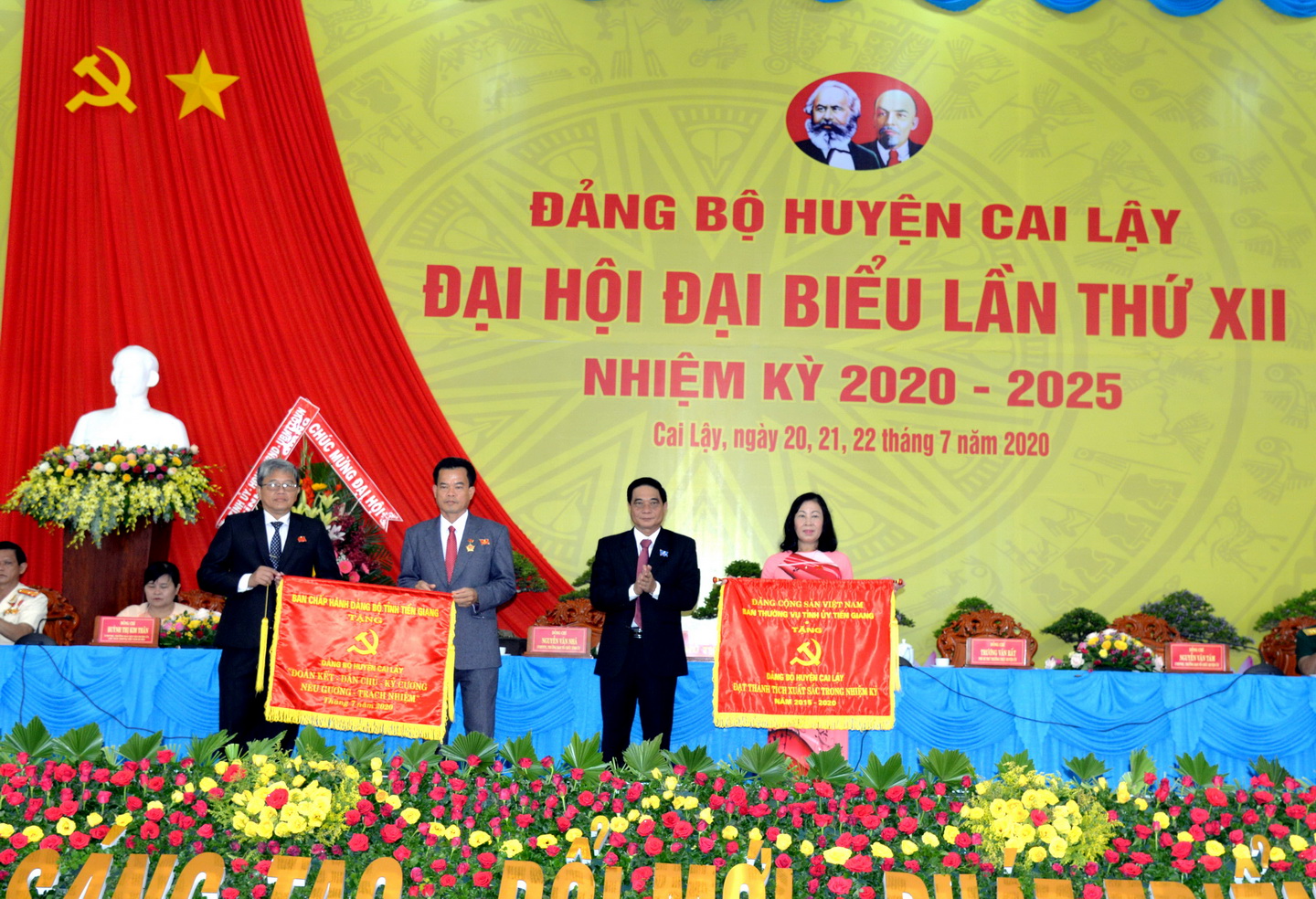 Đồng chí Nguyễn Văn Nhã, Ủy viên Thường vụ, Trưởng Ban Tổ chức Tỉnh ủy trao Cờ thi đua xuất sắc và Bức trướng của Tỉnh ủy Tiền Giang tặng Ban Chấp hành Đảng bộ huyện Cai Lậy