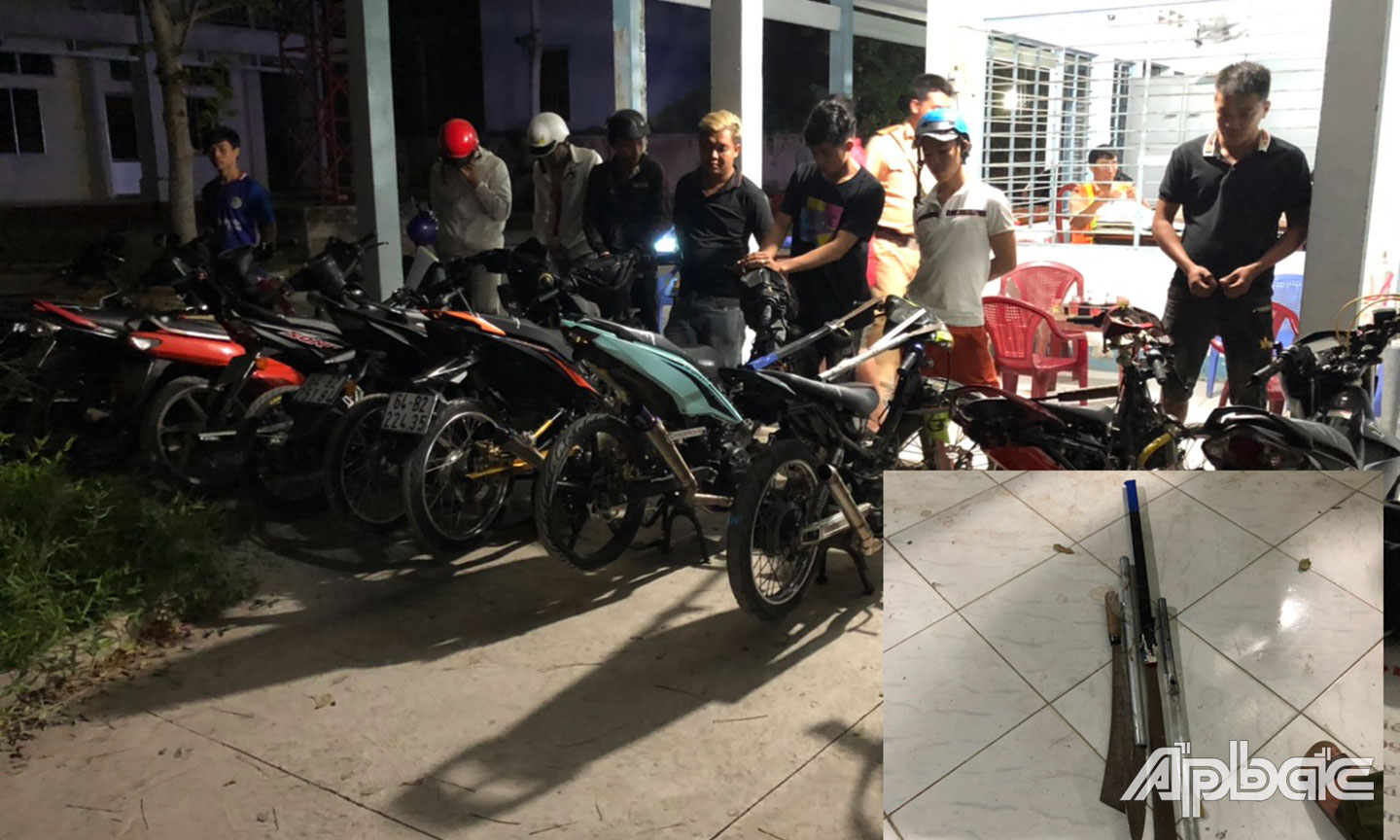 Các đối tượng đua xe bị lực lượng chức năng phát hiện tạm giữ cùng các hung khí nguy hiểm ngày 14-3-2020.