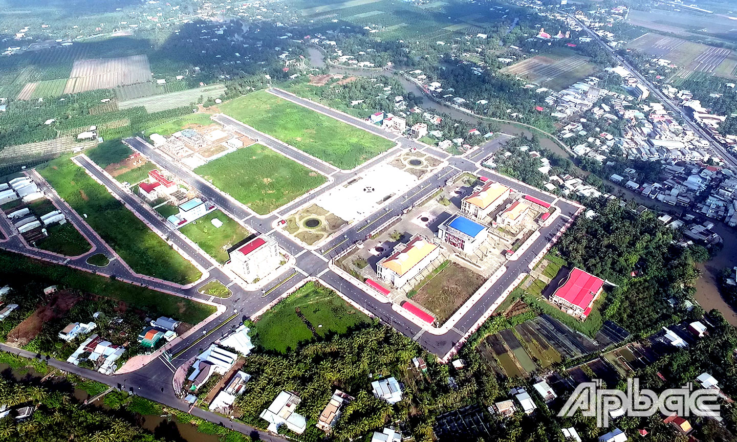 Tập trung xây dựng các công trình trọng điểm để phát triển đô thị Bình Phú bảo đảm phù hợp với quy hoạch chung, tiến tới thành lập thị trấn Bình Phú vào cuối năm 2020 nhằm tạo động lực phát triển, tạo lòng tin và sự hài lòng trong nhân dân. Ảnh: TRẦN LIÊM