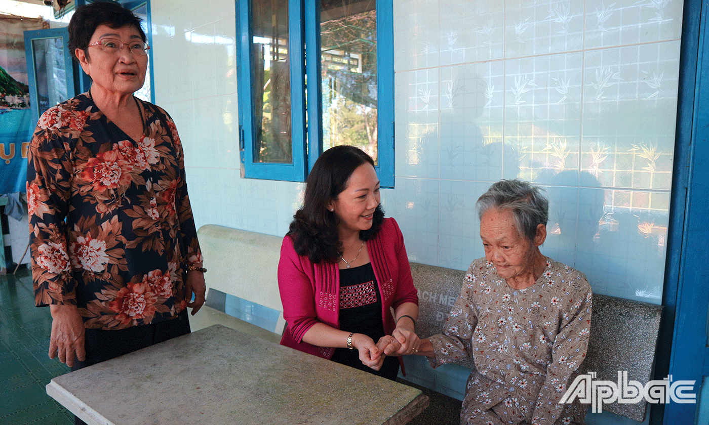 Đồng chí Nguyễn Thị Sáng thăm, tặng quà Bà mẹ Việt Nam Anh hùng Huỳnh Thị Nở, xã Tam Hiệp, huyện Châu Thành