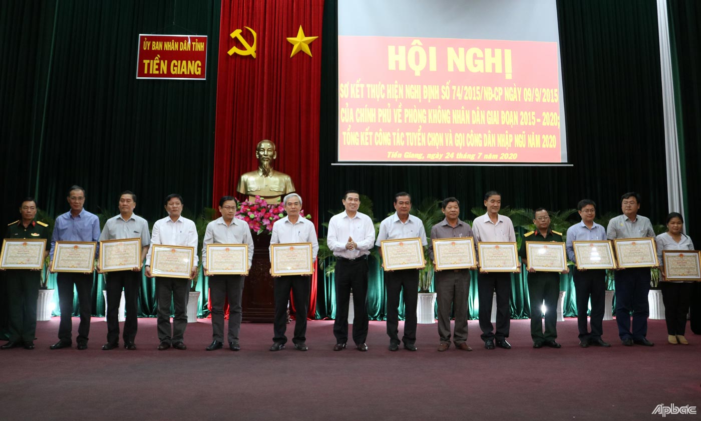 Đồng chí Lê Văn Hưởng Chủ tịch UBND tỉnh trao bằng khen cho các tập thể, các nhân. Ảnh. Thanh Lâm