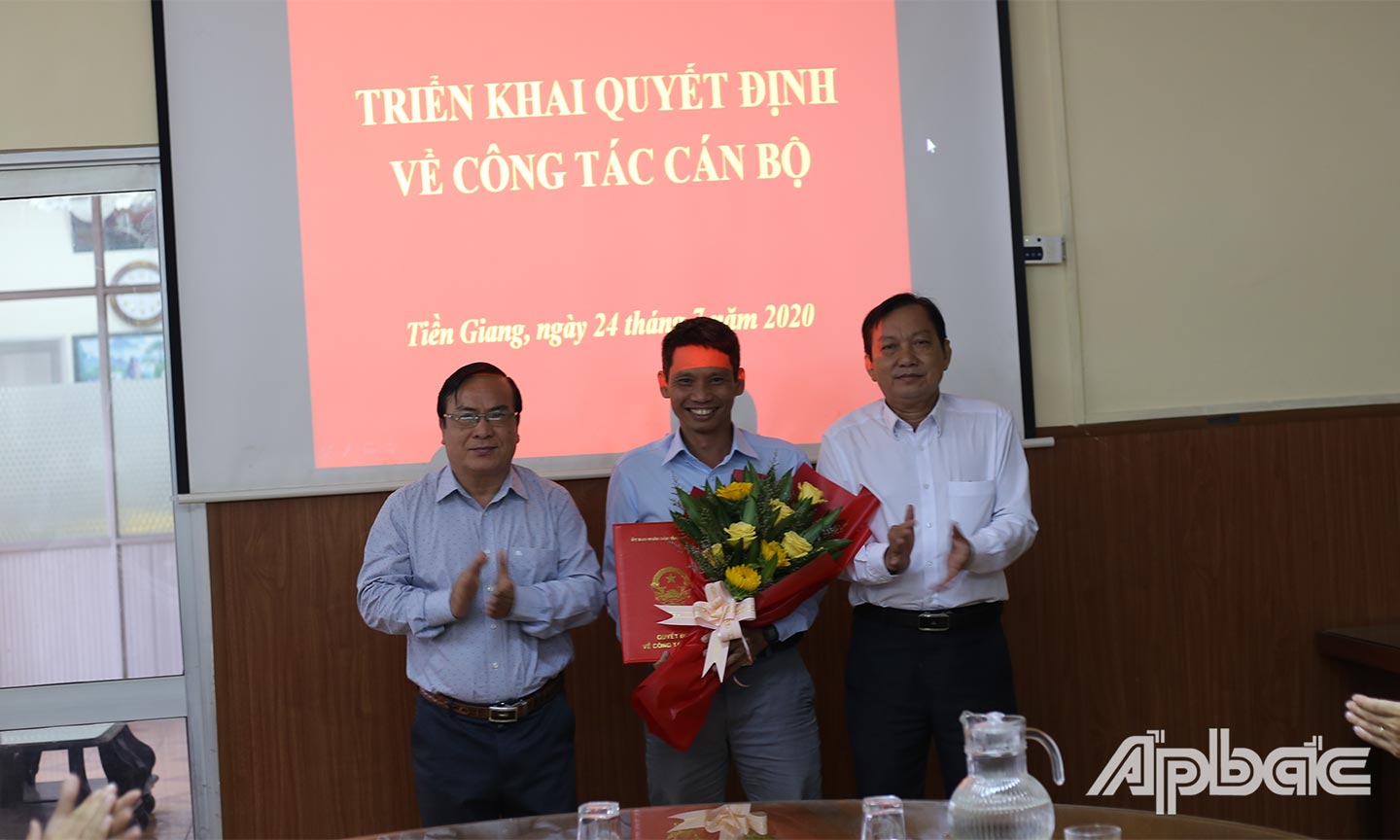 Đồng chí Phạm Anh Tuấn trao quyết định.