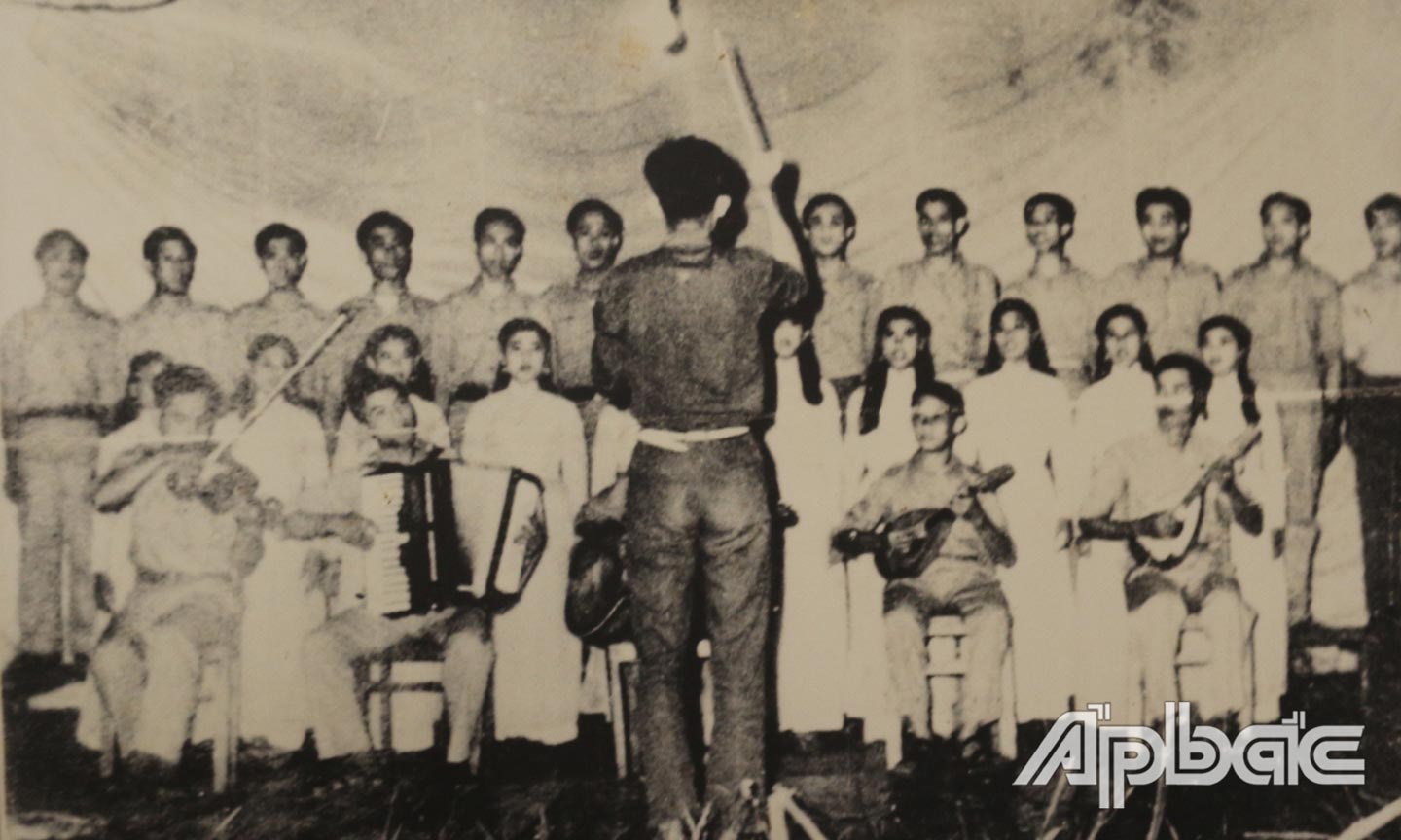 Dàn đồng ca của Đoàn Văn công tỉnh Mỹ Tho. Người chỉ huy: Trần Linh.