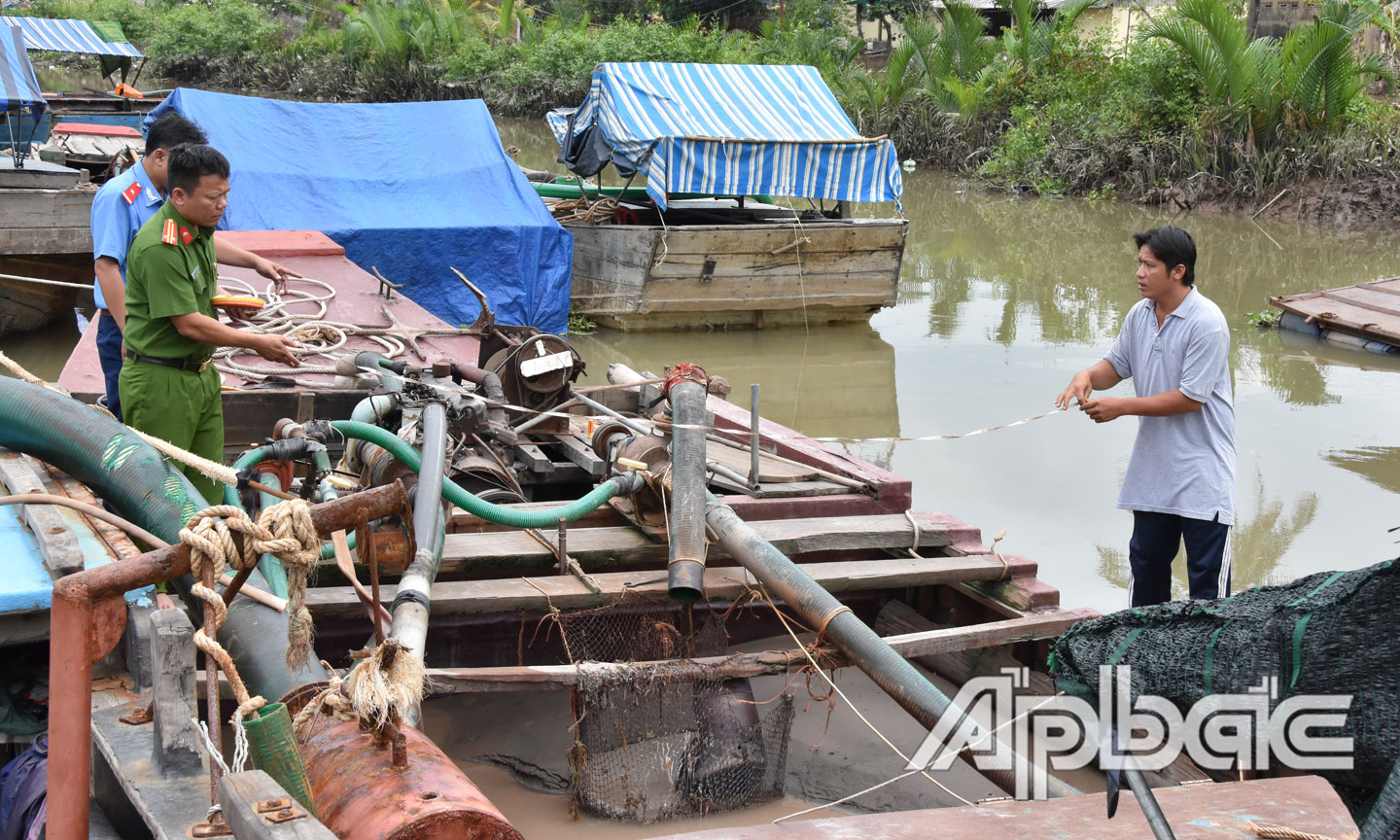 Lực lượng chức năng bắt quả tang phương tiện khai thác cát trái phép.