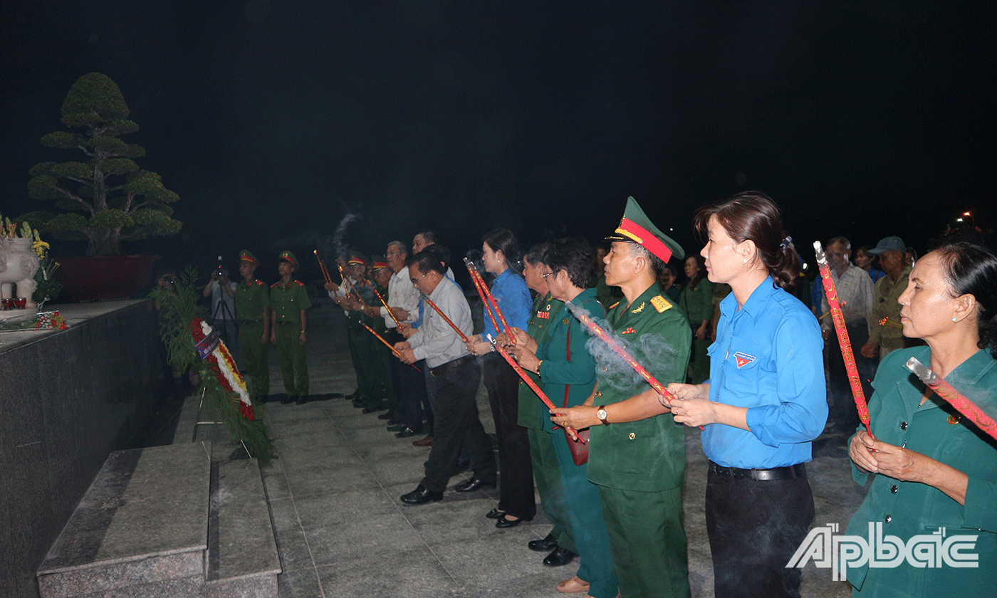 Lãnh đạo tỉnh và Ban Thường vụ Tỉnh đoàn dâng hương tại Nghĩa trang Liệt sĩ tỉnh Tiền Giang.