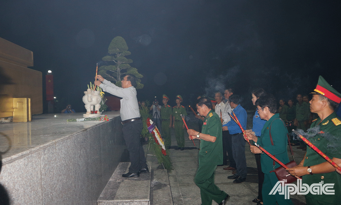 Đồng chí Võ Văn Bình dâng hương tại Nghĩa trang Liệt sĩ tỉnh Tiền Giang.