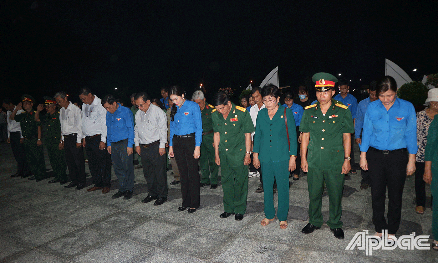 Đại biểu dành một phút mặc niệm tưởng nhớ công ơn các Anh hùng liệt sĩ.