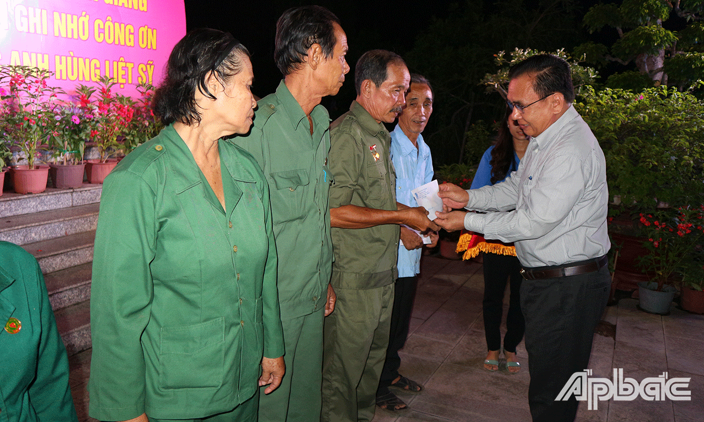 Đồng chí Võ Văn Bình trao quà cho cựu thanh niên xung phong có hoàn cảnh khó khăn.