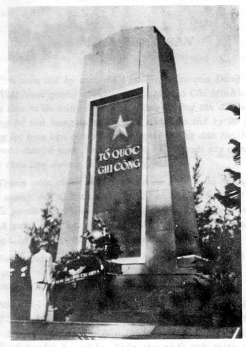 Chủ tịch Hồ Chí Minh kính cẩn nghiêng mình trước anh linh các liệt sĩ.