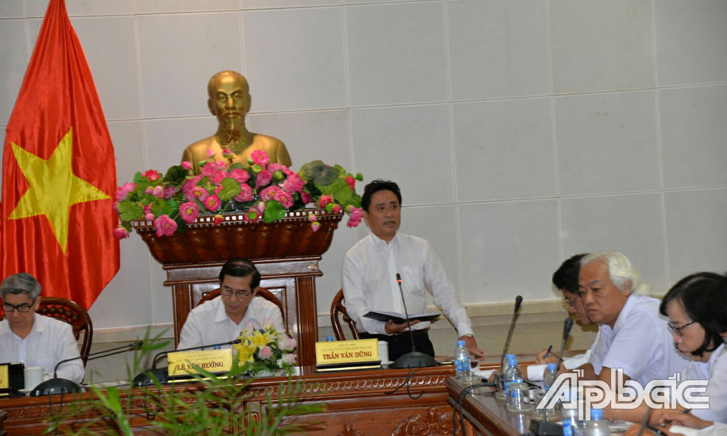 Đồng chí Trần Văn Dũng đề nghị ngành Quản lý thị trường theo dõi, xử lý nghiêm các trường hợp găm hàng, tăng giá các mặt hàng thiết yếu phục vụ phòng, chống dịch Covid-19.