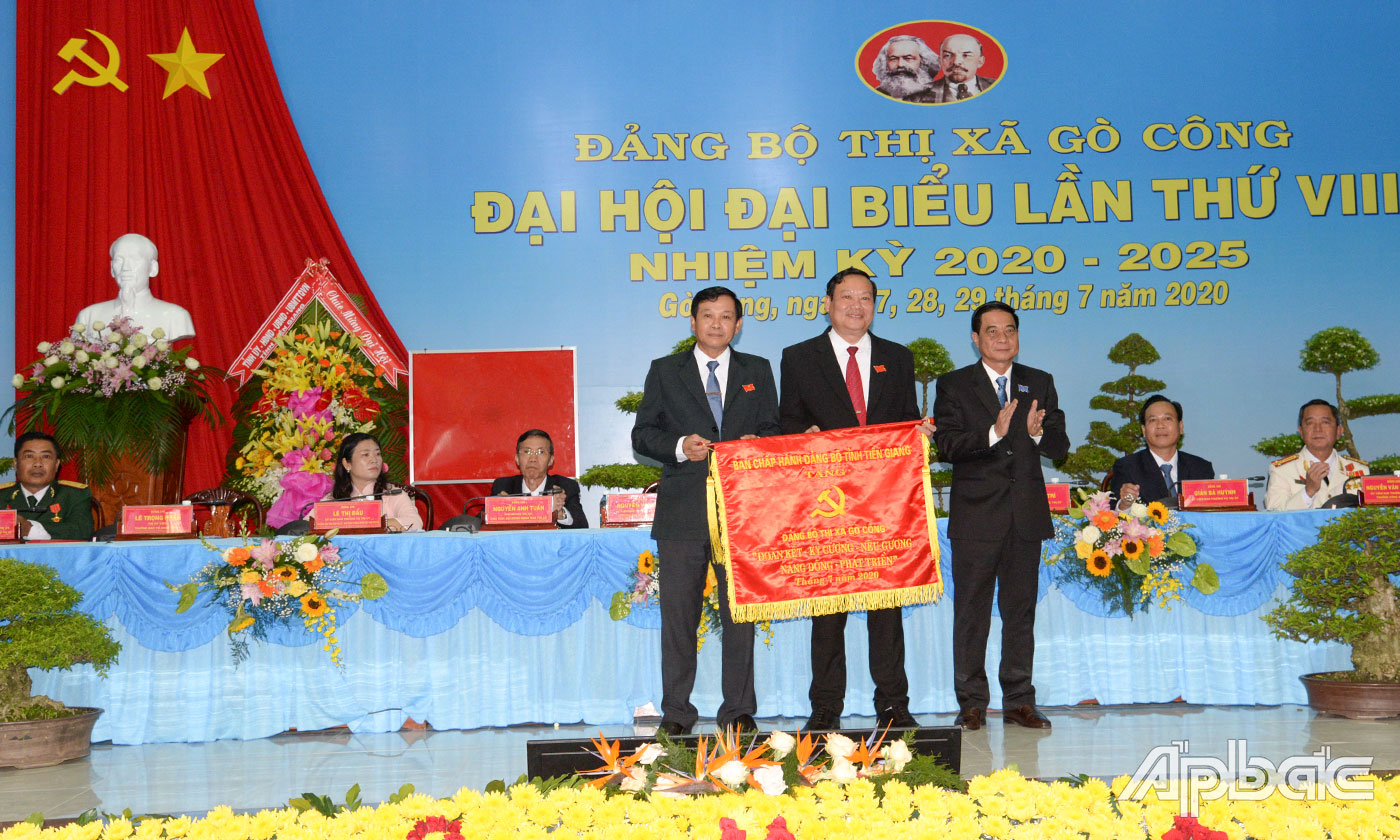 Đồng chí Nguyễn Văn Nhã trao Bức trướng Ban Chấp hành Đảng bộ tỉnh tặng Ban Chấp hành Đảng bộ TX. Gò Công.