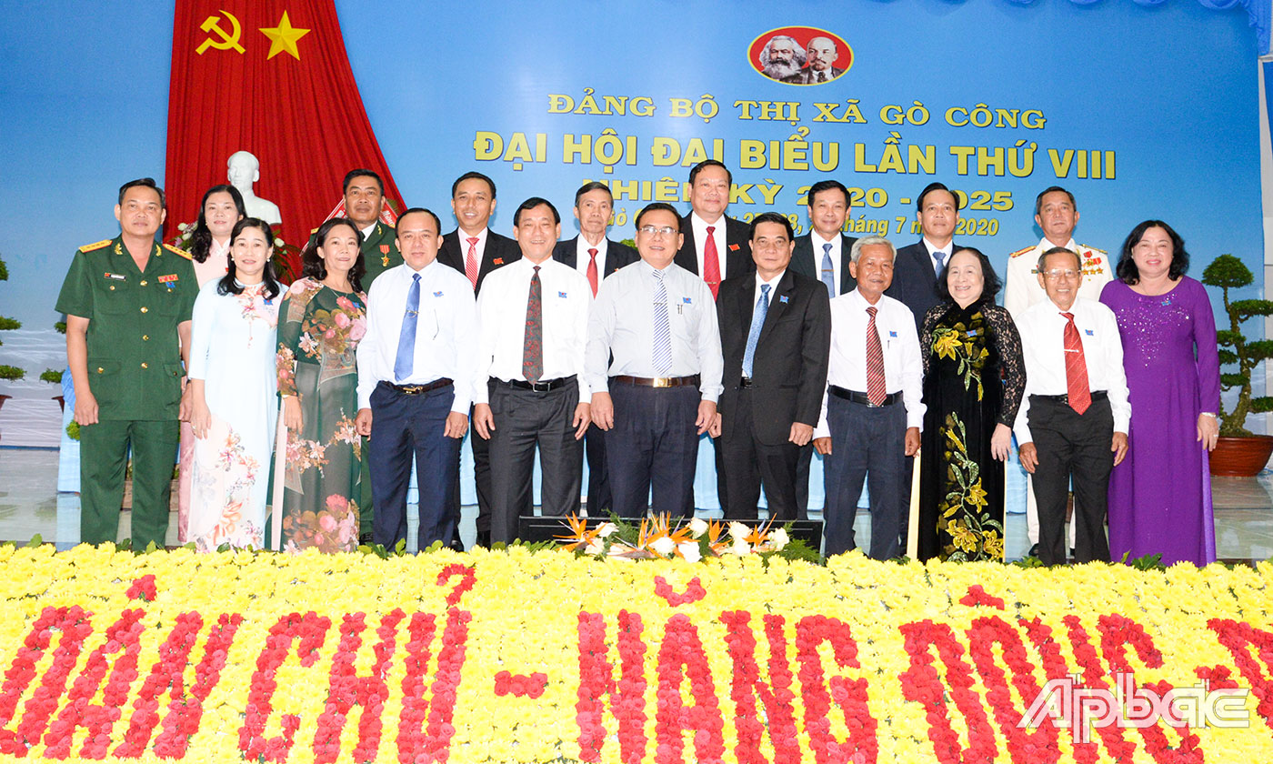 Đại biểu tỉnh chụp ảnh cùng Đoàn Chủ tịch tại Đại hội.