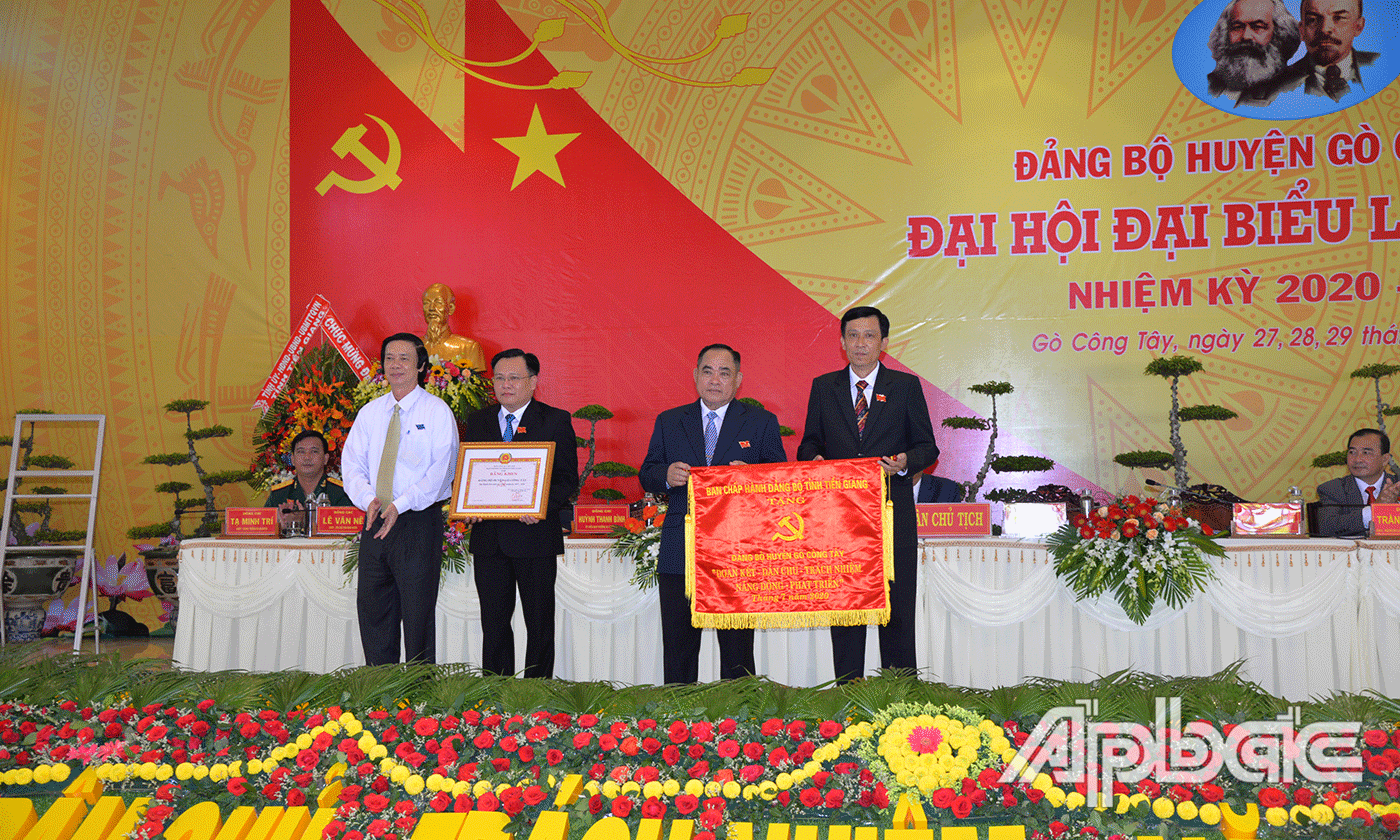 Đồng chí Nguyễn Văn Danh trao Bức trướng cho Đảng bộ huyện Gò Công Tây tại Đại hội