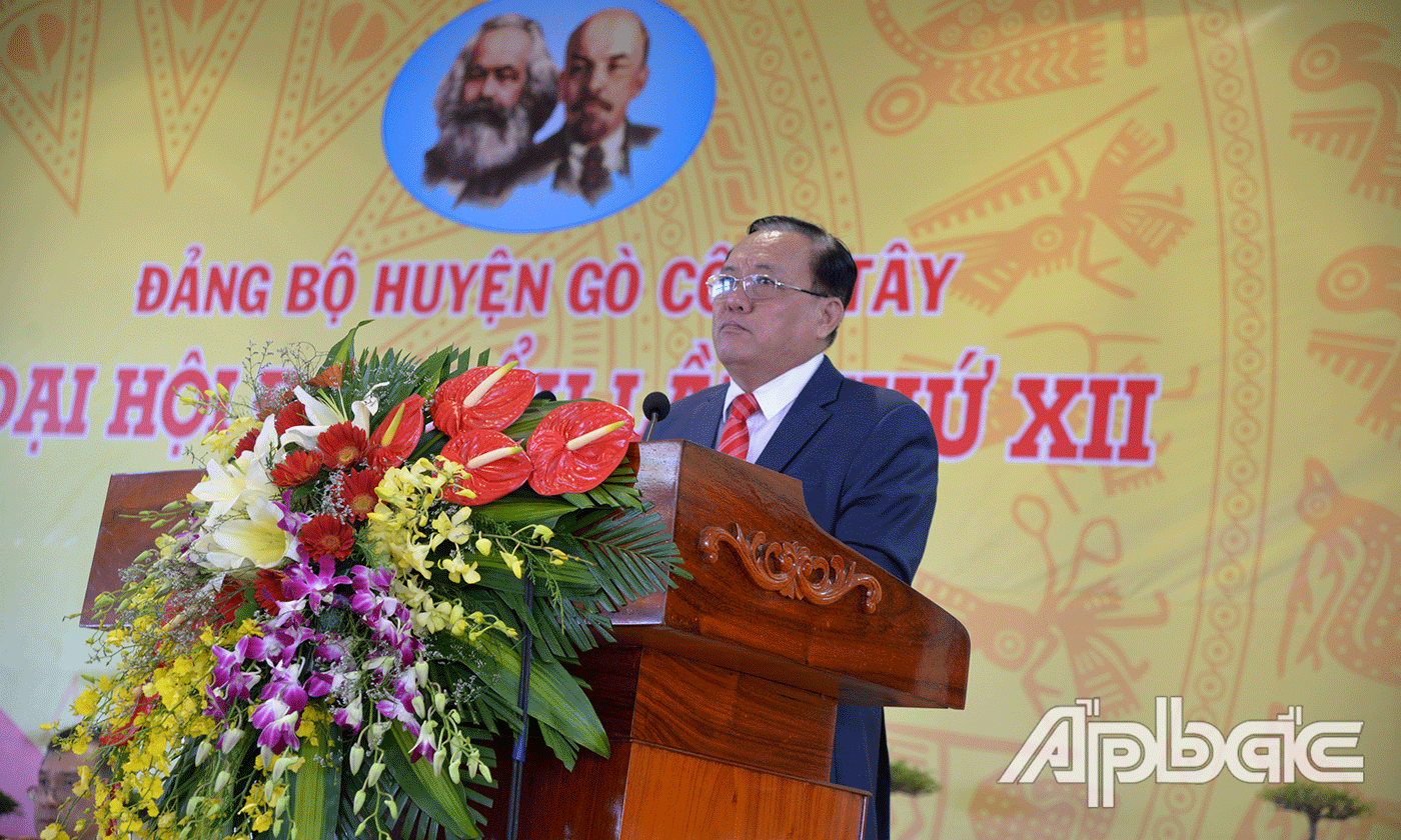 đồng chí Lê Văn Nghĩa tặng quà và chúc tết ông Võ Văn Hờ (Cha Liệt sĩ), ngụ Khu phố 6, Thị trấn Vĩnh Bình