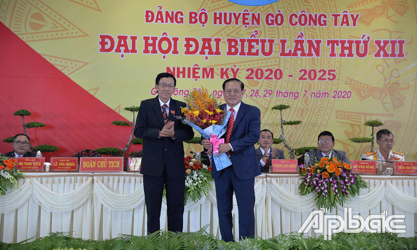 Lãnh đạo huyện Gò Công Tây tặng hoa các đồng chí lãnh đạo tỉnh tại Đại hội