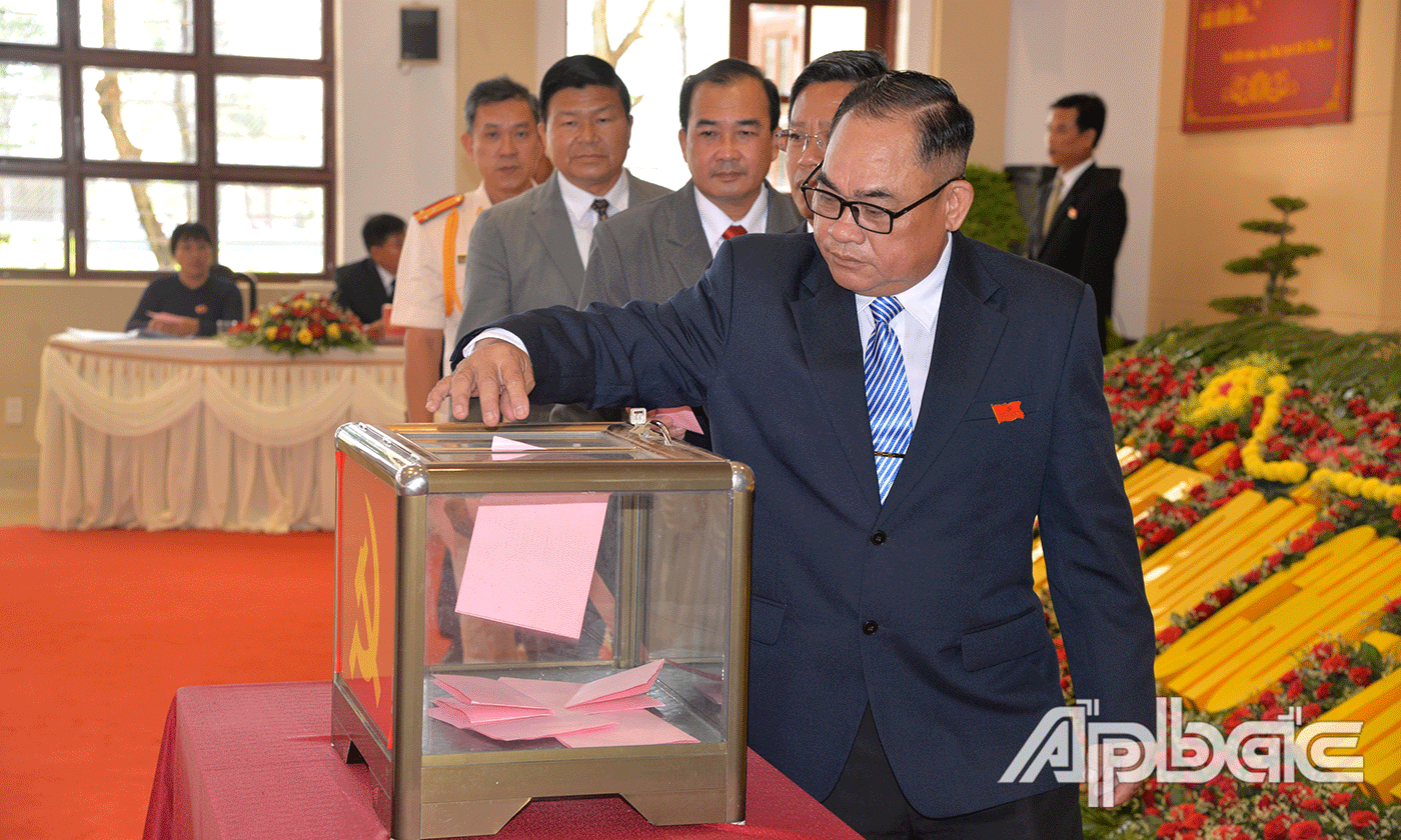 Đại hội tiến hành bỏ phiếu bầu Ban Chấp hành Đảng bộ huyện Gò Công Tây nhiệm kỳ 2020 – 2025