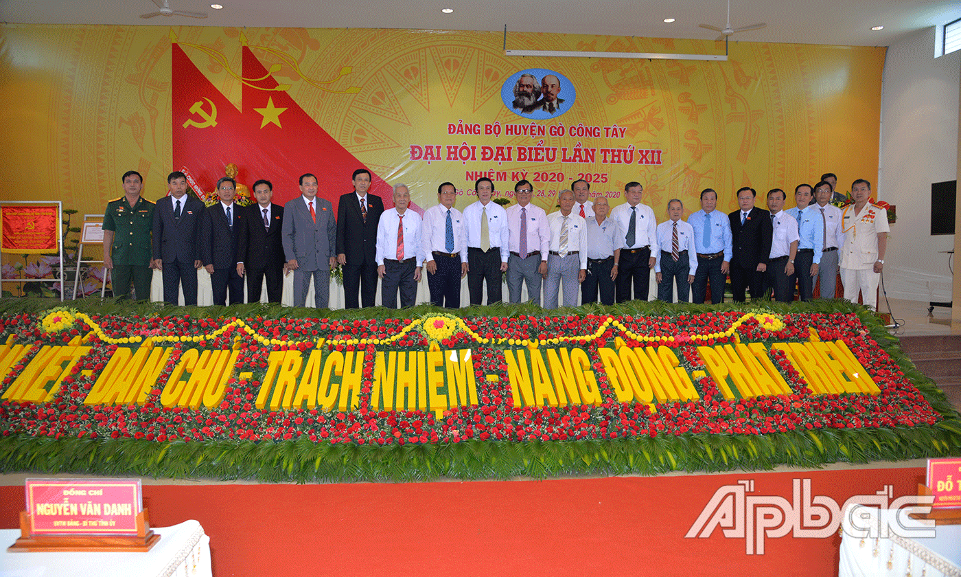 Lãnh đạo tỉnh chụp ảnh lưu niệm với lãnh đạo huyện Gò Công Tây