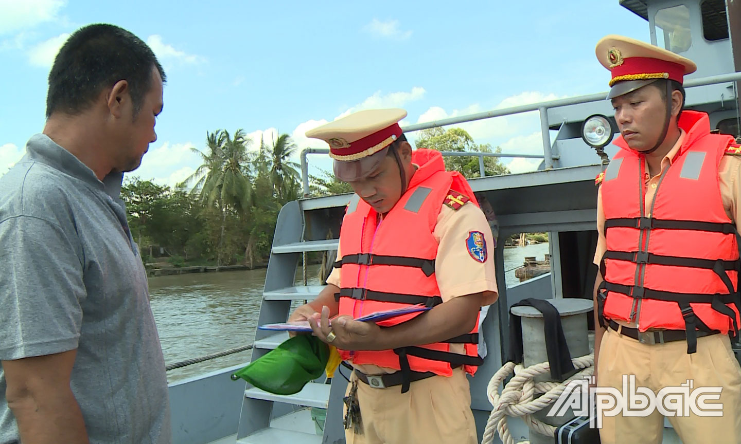 Lực lượng Cảnh sát đường thủy Vàm Kỳ Hôn kiểm soát phương tiện trên tuyến kinh Chợ Gạo.