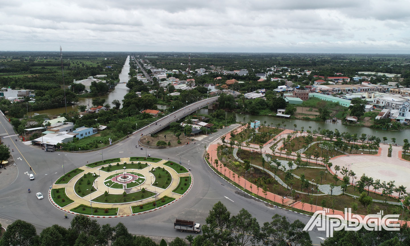 Thực hiện khâu đột phá góp phần thúc đẩy phát triển kinh tế - xã hội huyện Tân Phước. Ảnh: Một góc thị trấn Mỹ Phước hôm nay.