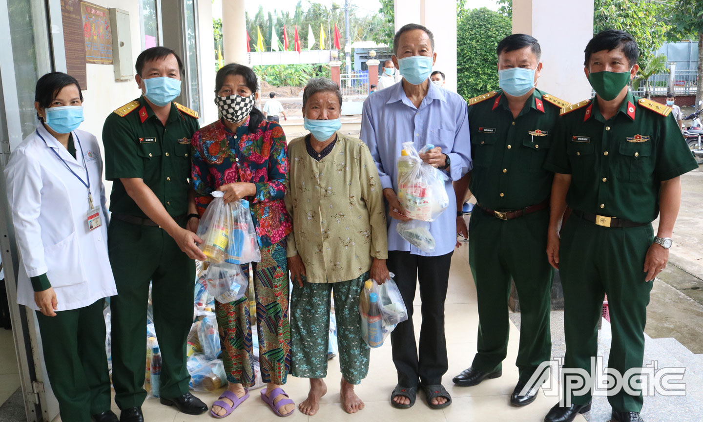 Tặng quà cho nhân dân.