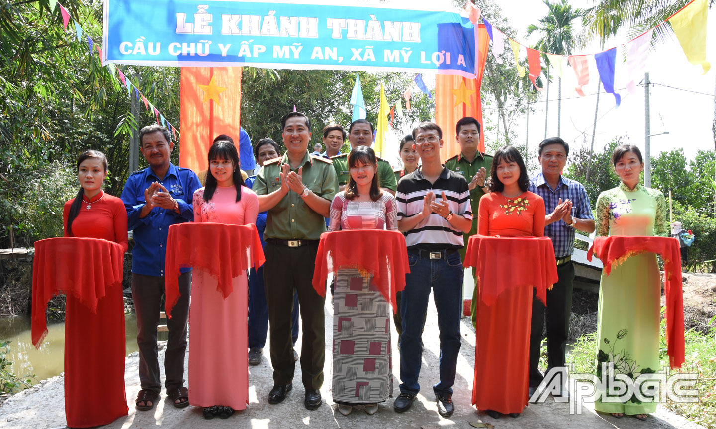 Đoàn Thanh niên Công an tỉnh phối hợp các Nhà hảo tâm và chính quyền  địa phương bàn giao cầu giao thông nông thôn.                   	     Ảnh: ĐẶNG THANH