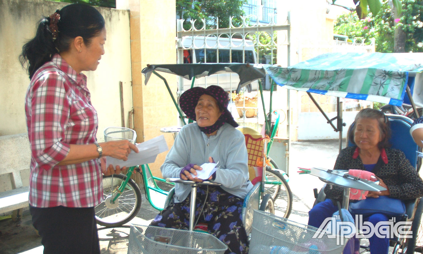 Đồng chí Dương Thị Lệ thăm hỏi, tặng quà cho NNCĐDC ở TX. Gò Công.