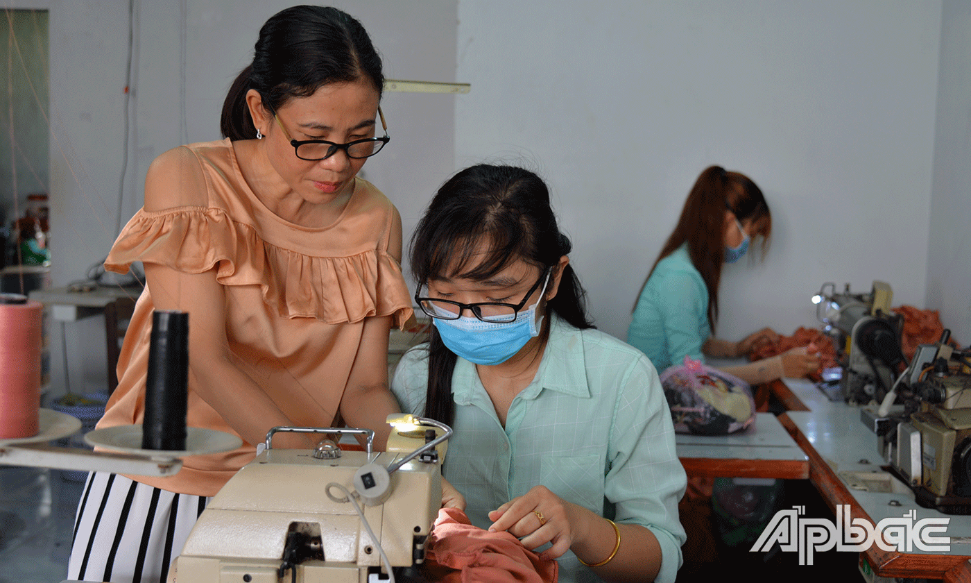 Tổ hợp may gia công của chị Mai Thị Huế.