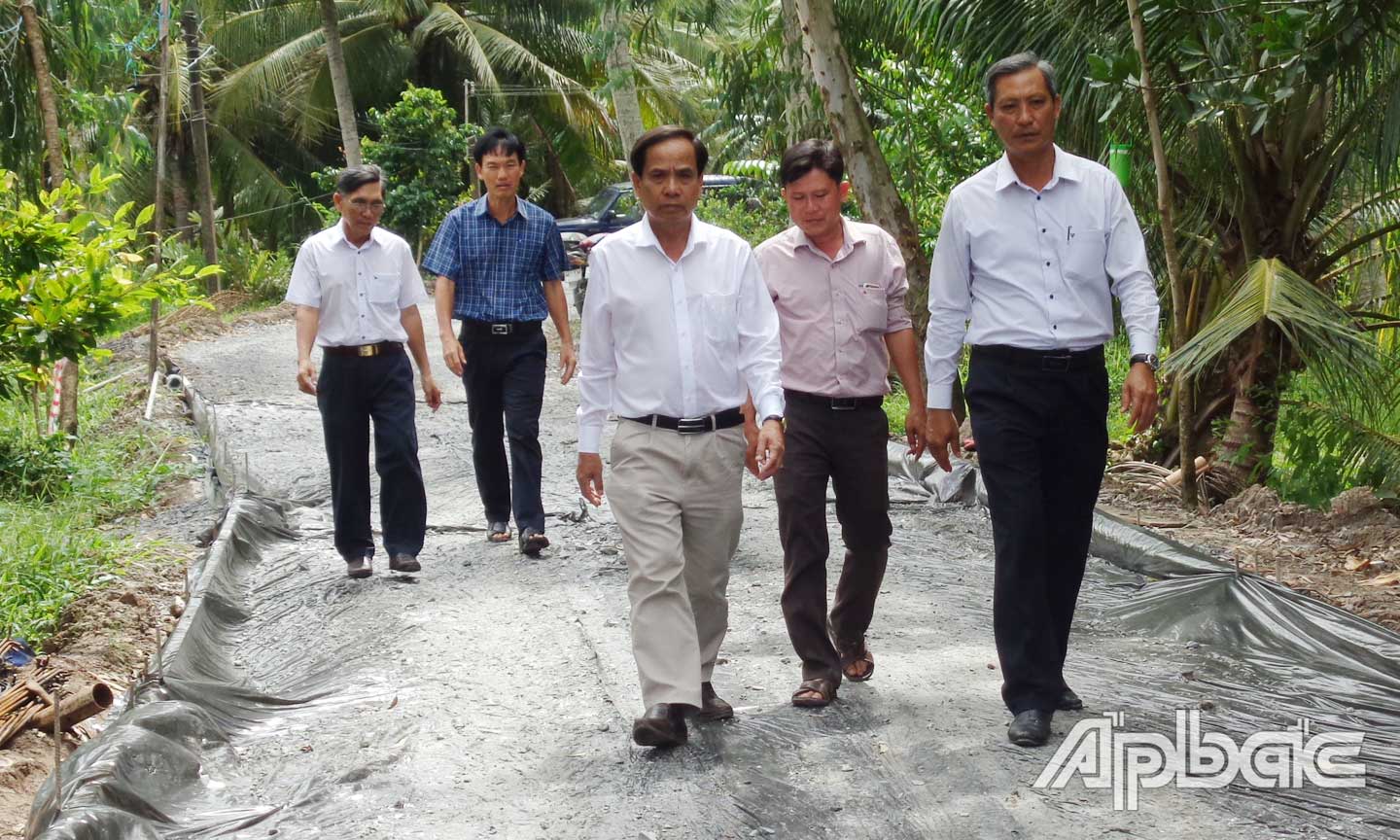 Đồng chí Ngô Hữu Thệ (bìa phải) kiểm tra các công trình giao thông tại xã Xuân Đông.	 Ảnh: NGỌC DUYÊN