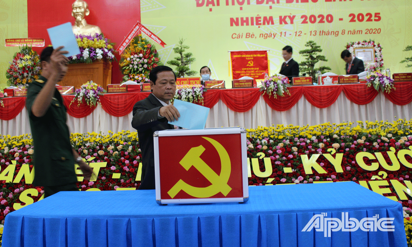 Đại biểu bầu Ban Chấp hành Đảng bộ huyện khóa mới. 