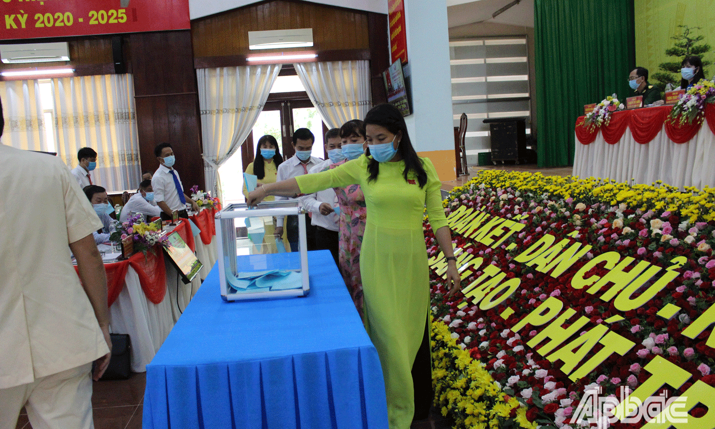 Đại biểu bầu Ban Chấp hành Đảng bộ huyện khóa mới.