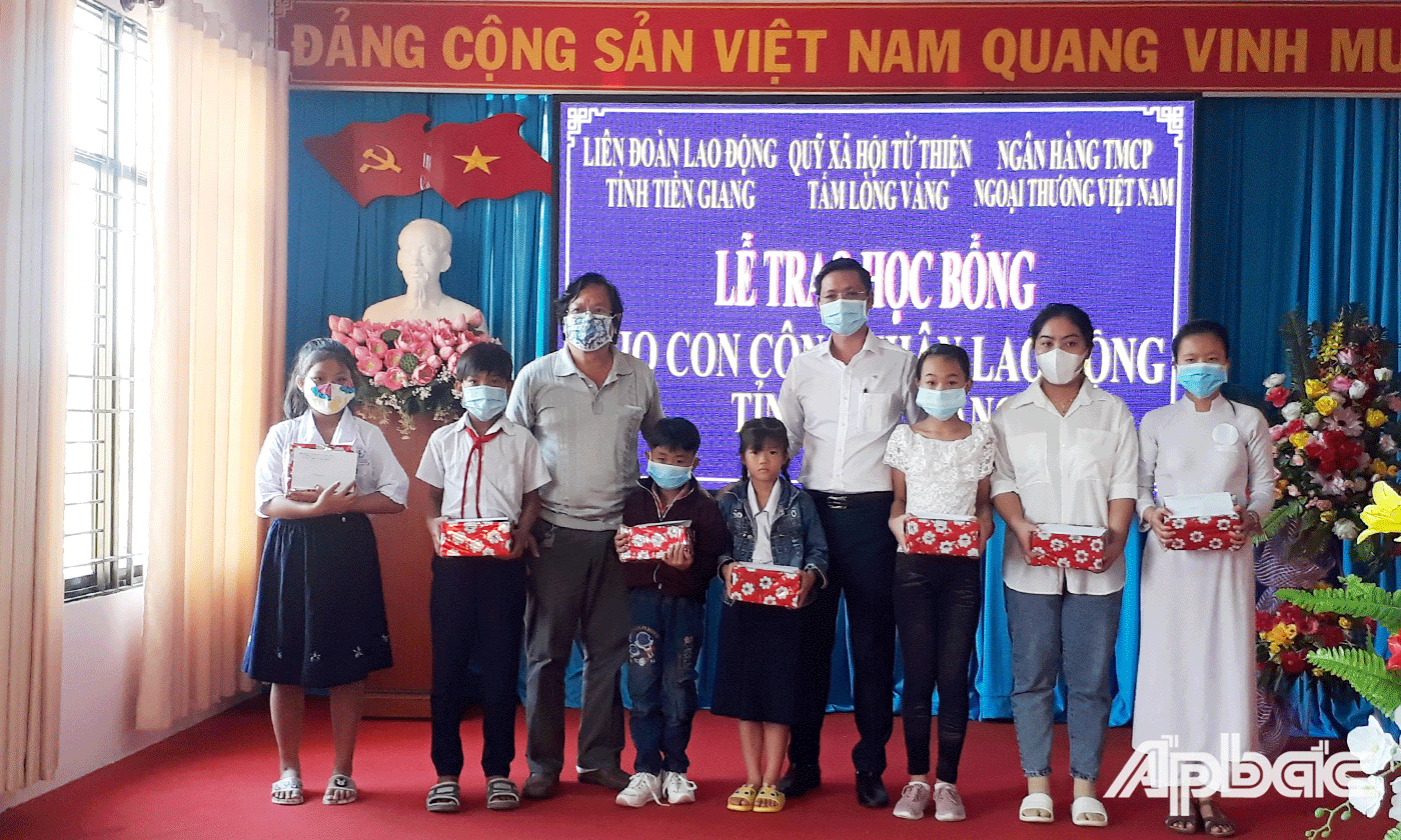 con công nhân lao động có hoàn cảnh khó khăn trên địa bàn tỉnh Tiền Giang nhận học bỗng