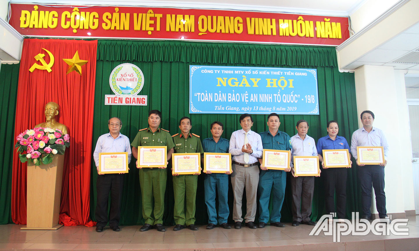 Khen thưởng các tập thể của Công ty TNHH MTV Xổ số kiến thiết Tiền Giang có thành tích tốt trong thực hiện Phong trào.