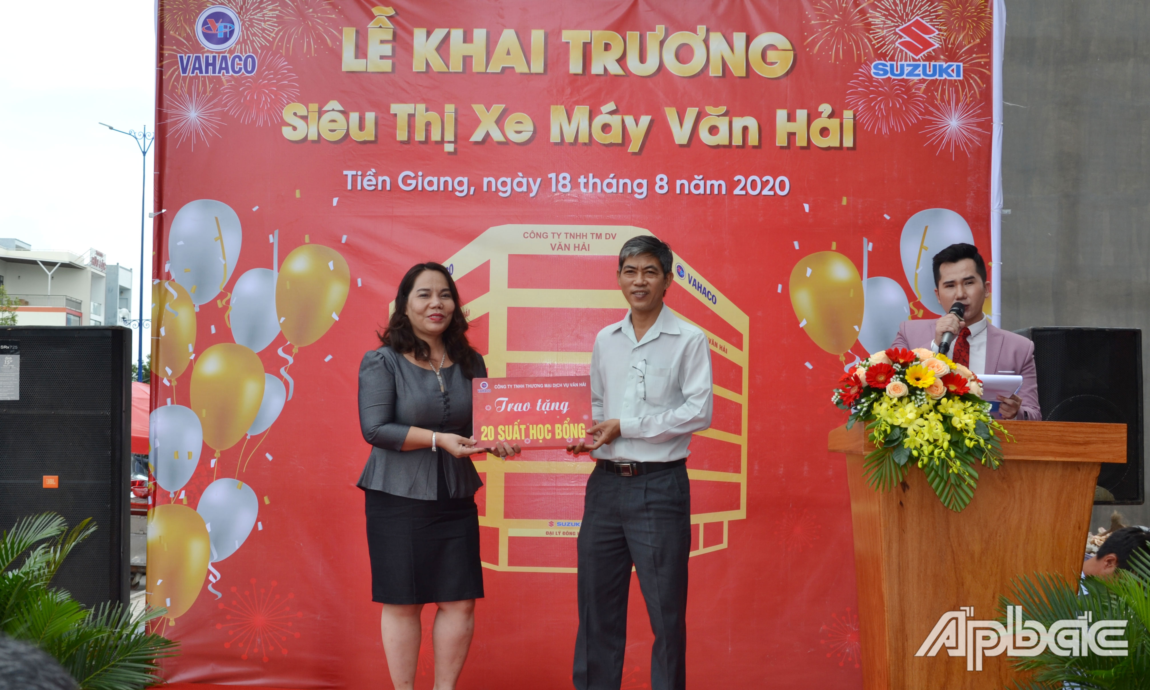 Trao 20 suất học bổng cho học sinh hiếu học có hoàn cảnh khó khăn tại xã Đạo Thạnh.