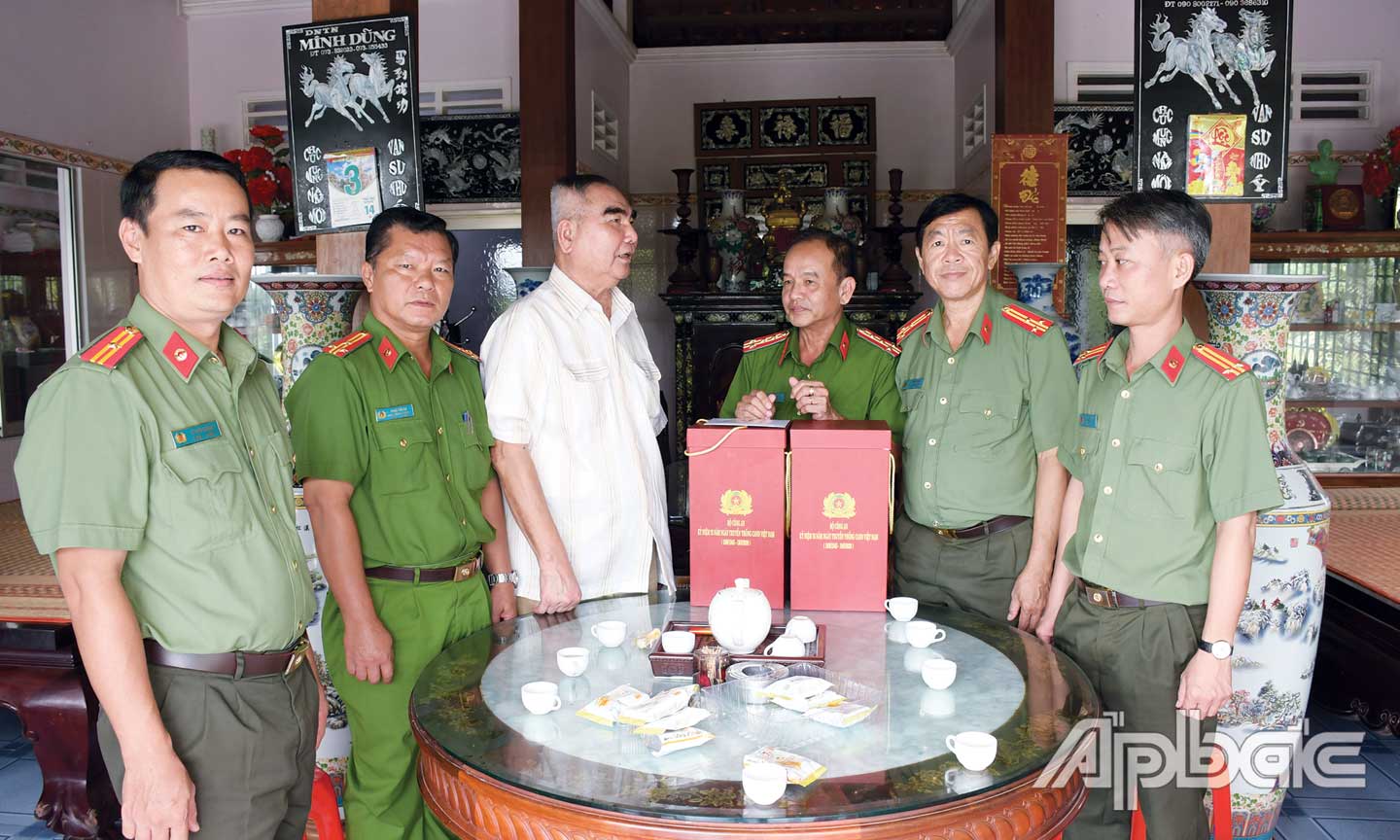 Đại tá Nguyễn Văn Tảo, Phó Giám đốc Công an tỉnh dẫu đầu Đoàn công tác Công an tỉnh đến thăm cán bộ lão thành cách mạng. Ảnh: THANH VIỆT