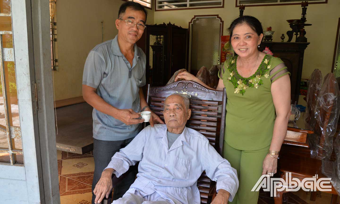 Vợ chồng chú Linh đang chăm sóc cha.