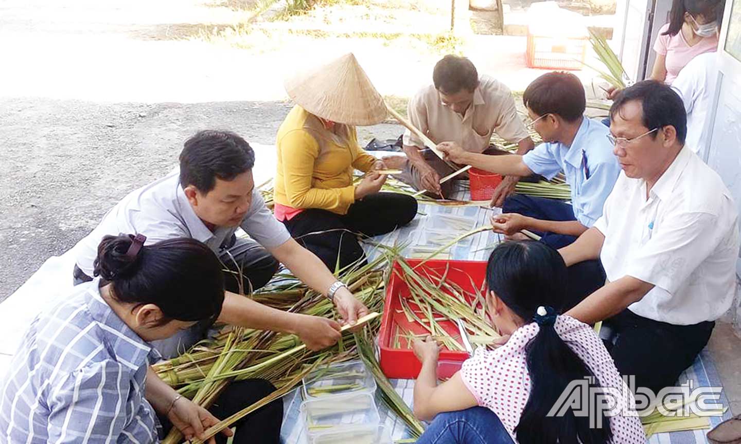 Trung tâm chuyển giao cho Chi cục Trồng trọt và BVTV Tiền Giang mô hình nhân nuôi ong ký sinh để quản lý bọ cánh cứng hại dừa.