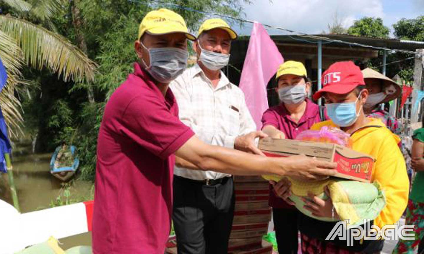 Tặng quà cho hộ nghèo xã Bình Phú.