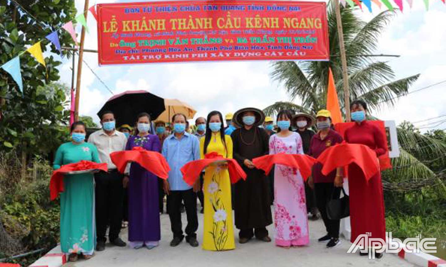 Cắt băng khánh thành.