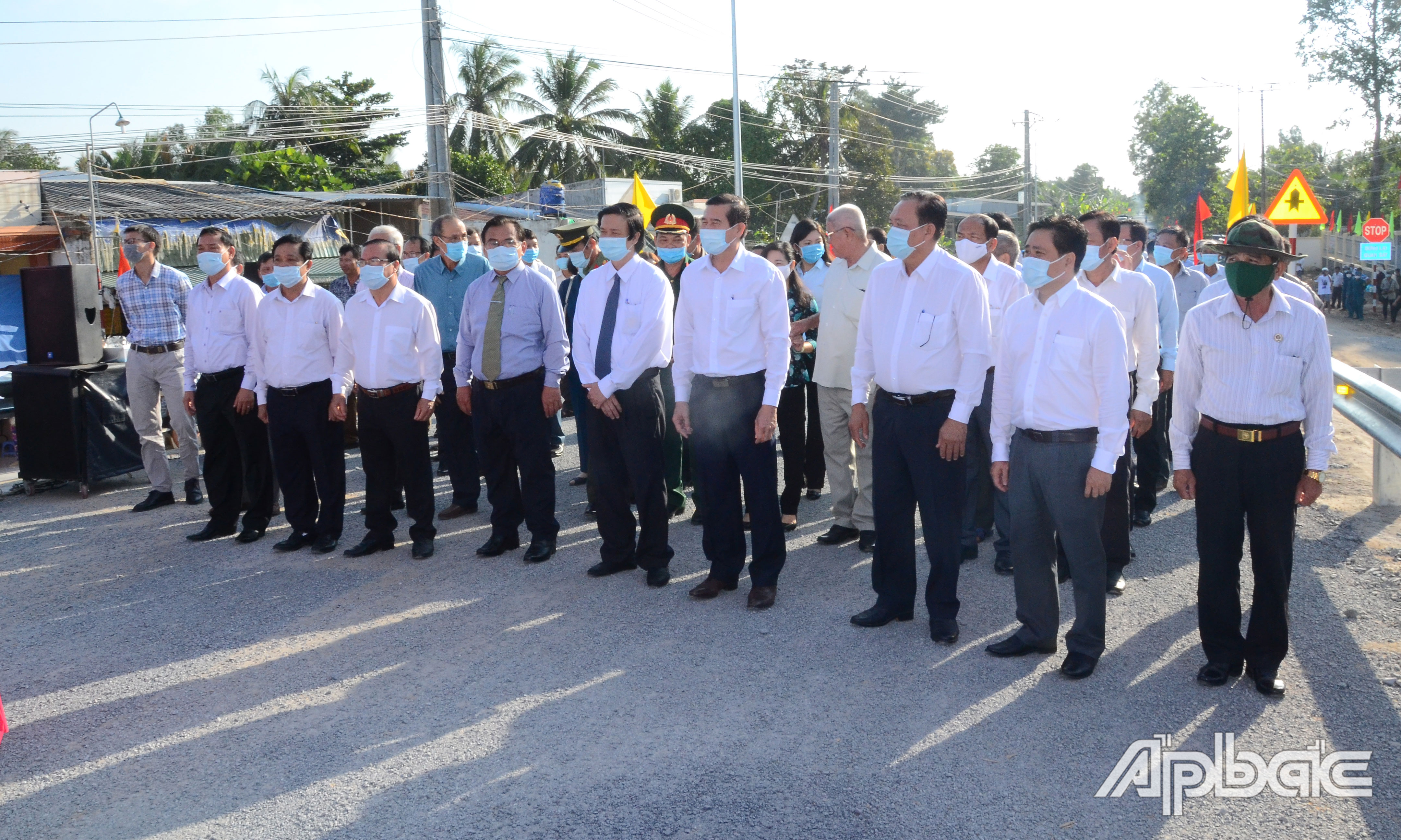 Các đại biểu tham dự Lễ thông xe cầu Long Hưng.