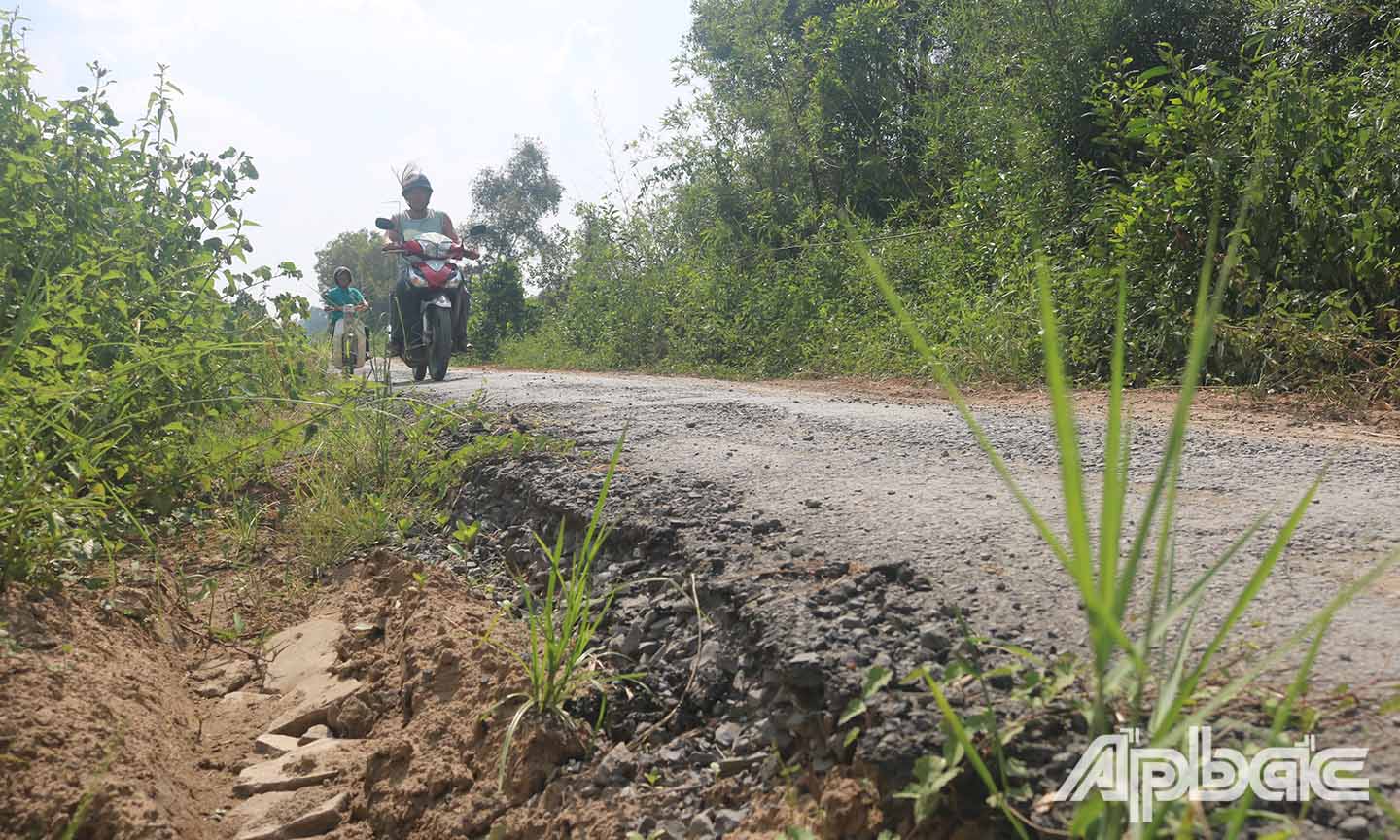 Nhiều đoạn mặt taluy cát thấp hơn so với mặt đường tiềm ẩn nhiều nguy cơ tai nạn.