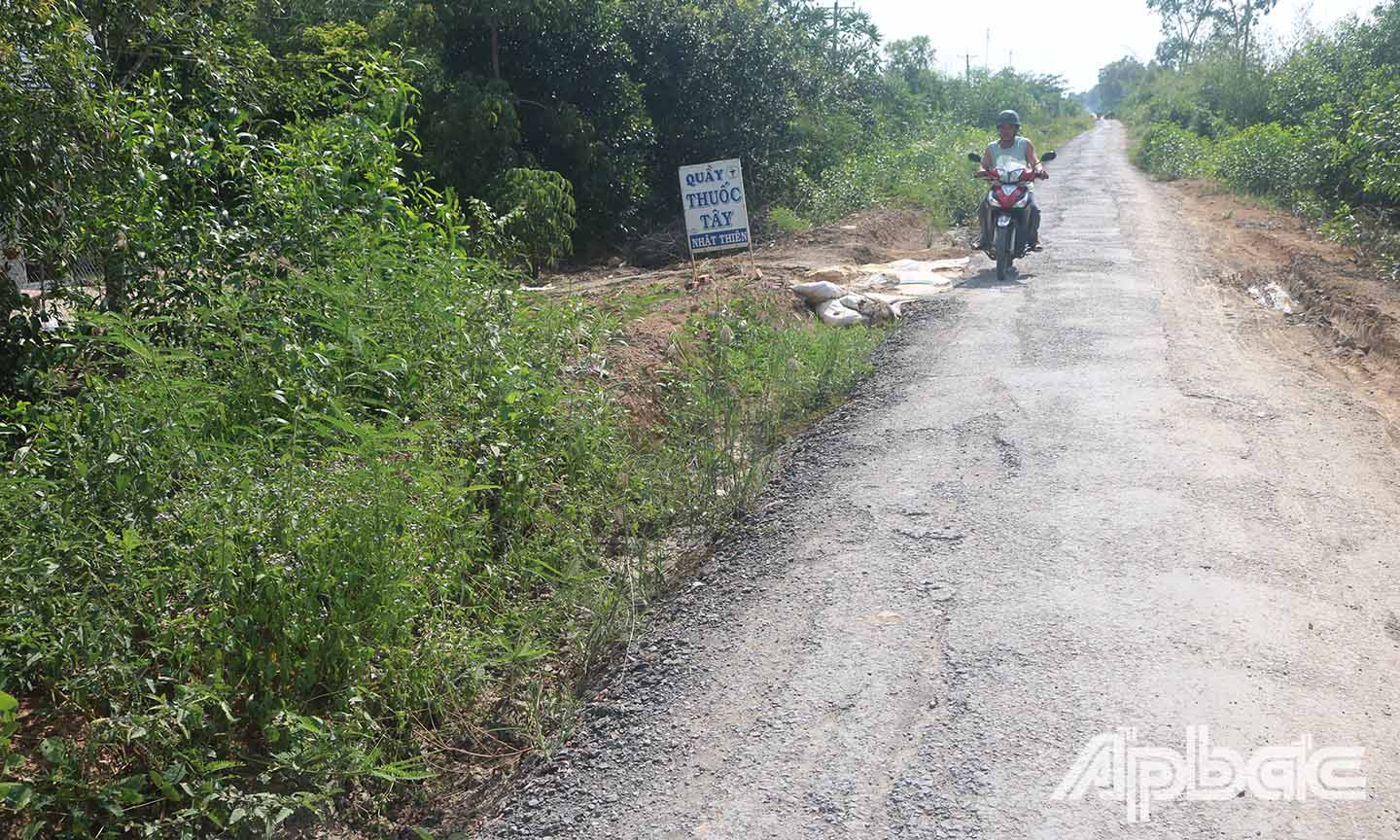 Các phương tiện đi lại khó khăn do mặt đường gồ ghề.