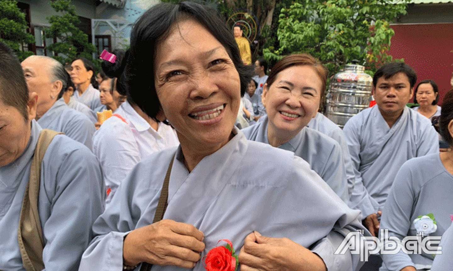 Phật tử hạnh phúc khi được cài trên ngực áo đóa hồng đỏ thắm trong lễ Vu Lan.