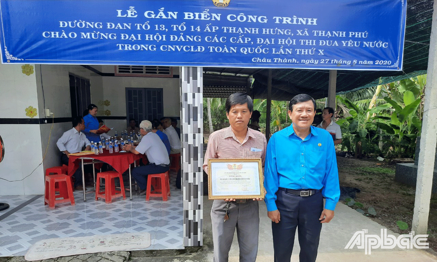 LĐLĐ tỉnh Tiền Giang đã trao Bằng khen cho Ban Chấp hành CĐCS Ban quản lý Công trình Công cộng đã có thành tích xuất sắc trong phong trào thi đua 